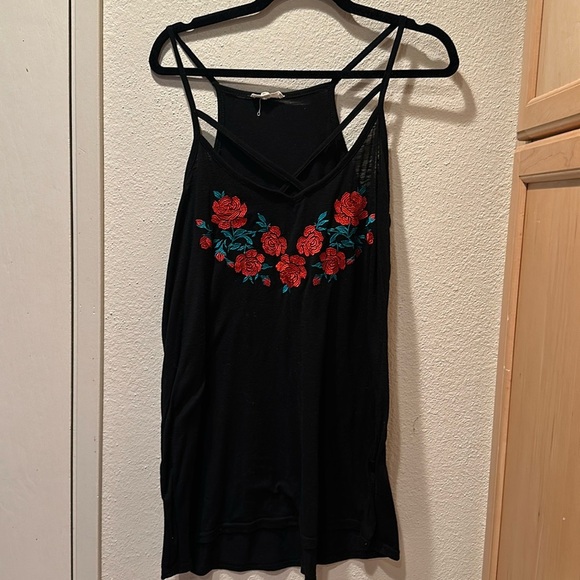 Black rose cut out tank - Picture 1 of 1